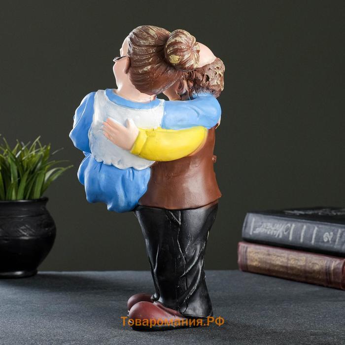 Фигурка полистоун «Дед с бабкой на руках», 27×22×14 см
