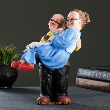 Фигурка полистоун «Дед с бабкой на руках», 27×22×14 см
